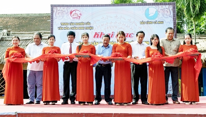Các đại biểu thực hiện nghi thức cắt băng khai mạc trưng bày ''Di sản văn hóa Chăm Ninh Thuận''.