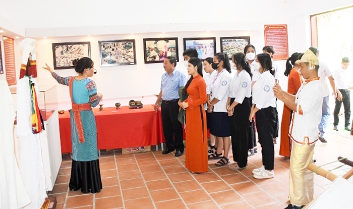 Đại biểu tham quan khu trưng bày ''Di sản văn hóa Chăm Ninh Thuận'' 