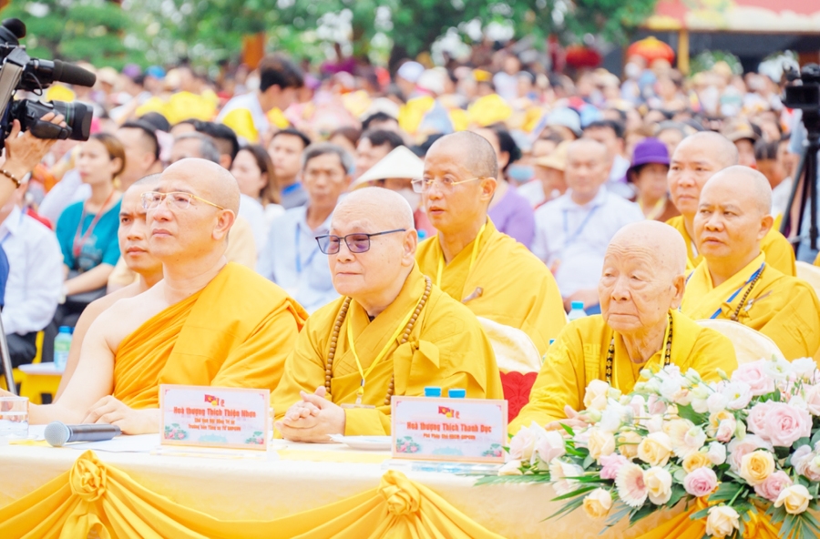 Lãnh đạo Trung ương GHPG Việt Nam; Ban Trị sự Phật giáo các địa phương trong cả nước dự Đại lễ