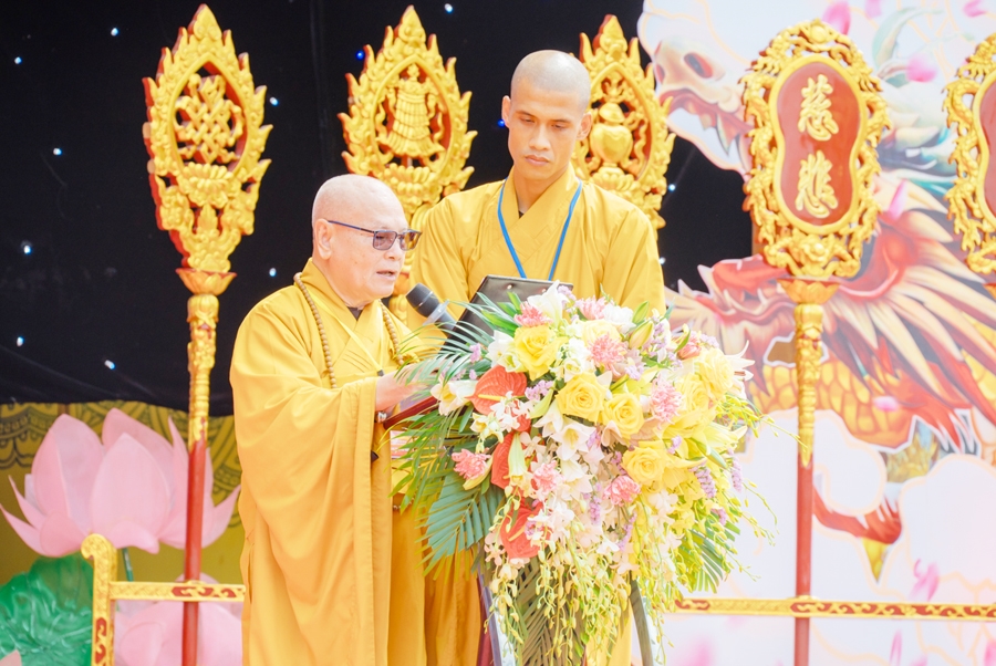 Trưởng lão Hòa thượng Thích Thiện Nhơn - Chủ tịch Hội đồng Trị sự kiêm Trưởng ban Tăng sự Trung ương tuyên đọc Thông điệp Phật đản của Đức Pháp chủ GHPG Việt Nam