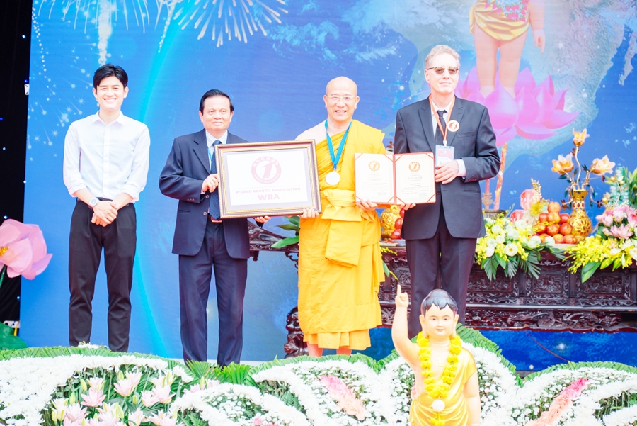 Trụ trì Chùa Ba Vàng Thích Trúc Thái Minh nhận Bằng Kỷ lục thế giới Chùa Ba Vàng đạt tiêu chí Ngôi chùa sở hữu tòa Đại giảng đường Phật giáo trên núi lớn nhất thế giới, do Liên minh Kỷ lục Thế giới - WorldKings trao tặng