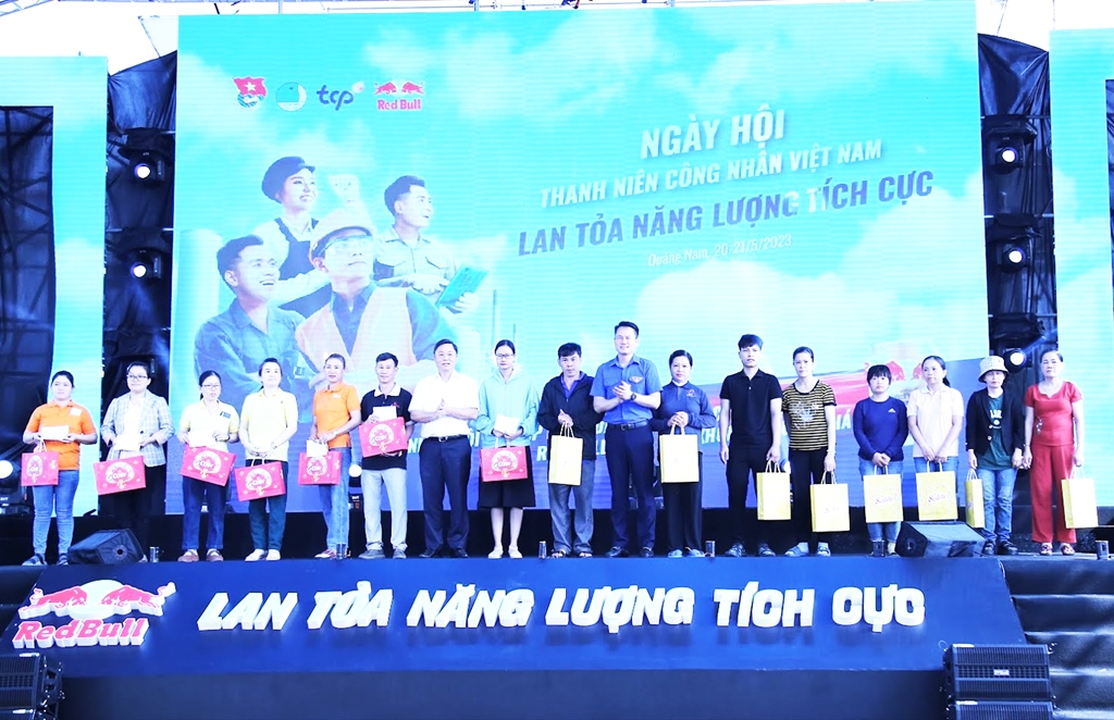 Phó Chủ tịch Thường trực Hội Liên hiệp Thanh niên Việt Nam Nguyễn Kim Quy (thứ 8 từ phải sang) trao quà tặng đại diện gia đình thanh niên công nhân gặp tai nạn lao động có hoàn cảnh khó khăn