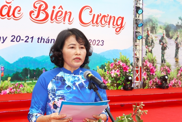 Bà Nguyễn Thu Hương - Phó Chủ tịch UBND Tp. Móng Cái phát biểu tại khai mạc Lễ hội