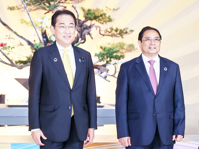 Thủ tướng Nhật Bản Kishida Fumio đón Thủ tướng Phạm Minh Chính tham dự các hoạt động trong khuôn khổ Hội nghị Thượng đỉnh Nhóm các nước công nghiệp phát triển (G7) mở rộng - Ảnh: VGP/Nhật Bắc