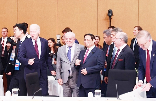 Thủ tướng Phạm Minh Chính cùng các nhà lãnh đạo G7 và các nước khách mời dự phiên họp với chủ đề 