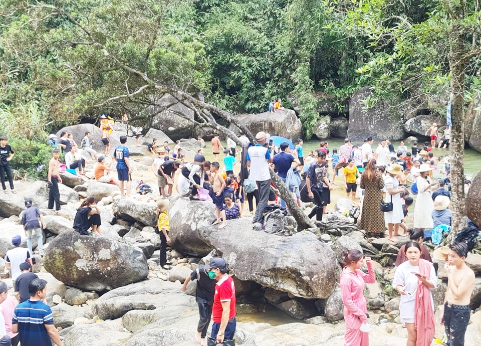 Lễ hội thu hút hàng ngàn du khách đến thăm quan và trải nghiệm tại thác Ma Hao 