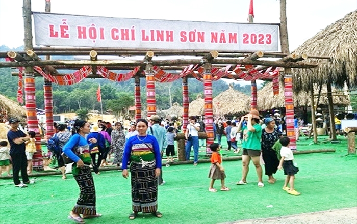 Huyện Lang Chánh (Thanh Hóa) những ngày này đang trong dịp Lễ hội Chí Linh Sơn 
