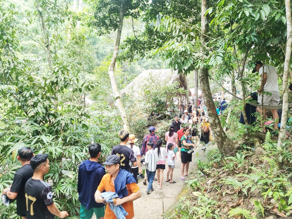 Đến với Lễ hội Chí Linh Sơn, du khách không quên ghé thăm Khu du lịch sinh thái thác Ma Hao