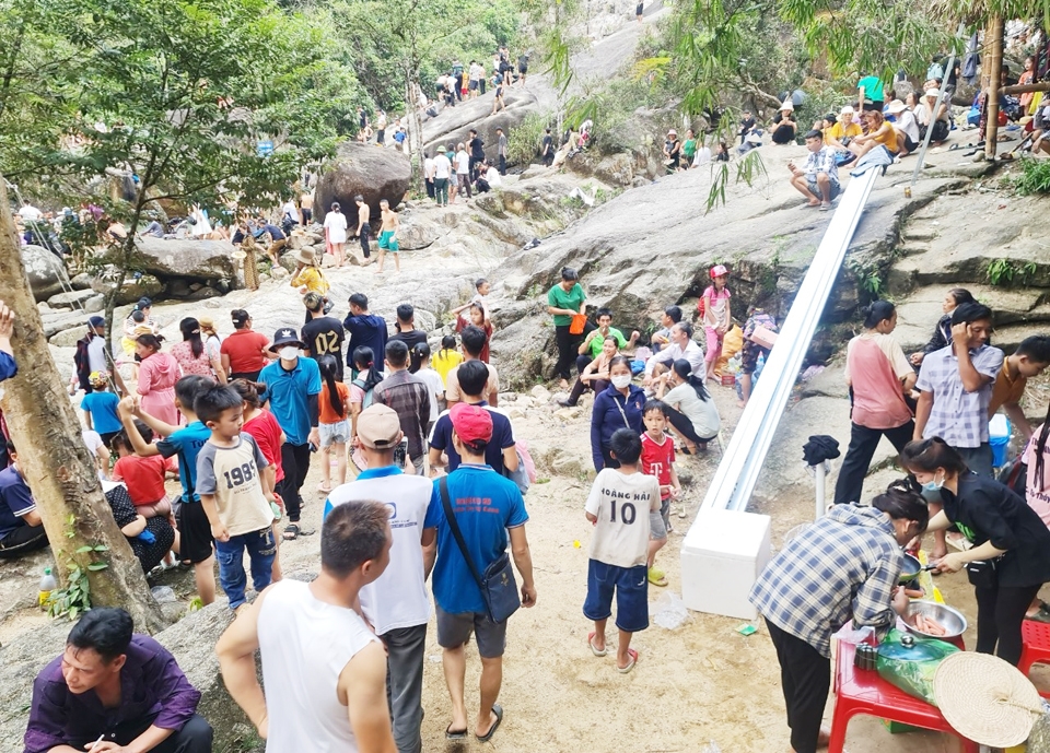 Trong 2 ngày diễn ra Lễ hội, hàng ngàn lượt người cũng đến trải nghiện tại thác Ma Hao