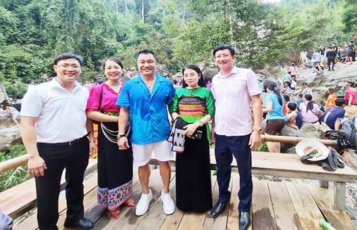 Du khách chụp ảnh lưu niệm tại thác Ma Hao