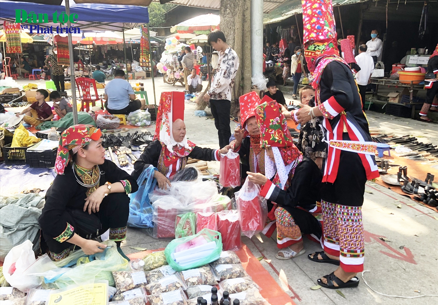 Người Dao Thanh Phán hào hứng mua các sản phẩm tại chợ Đồng Văn 