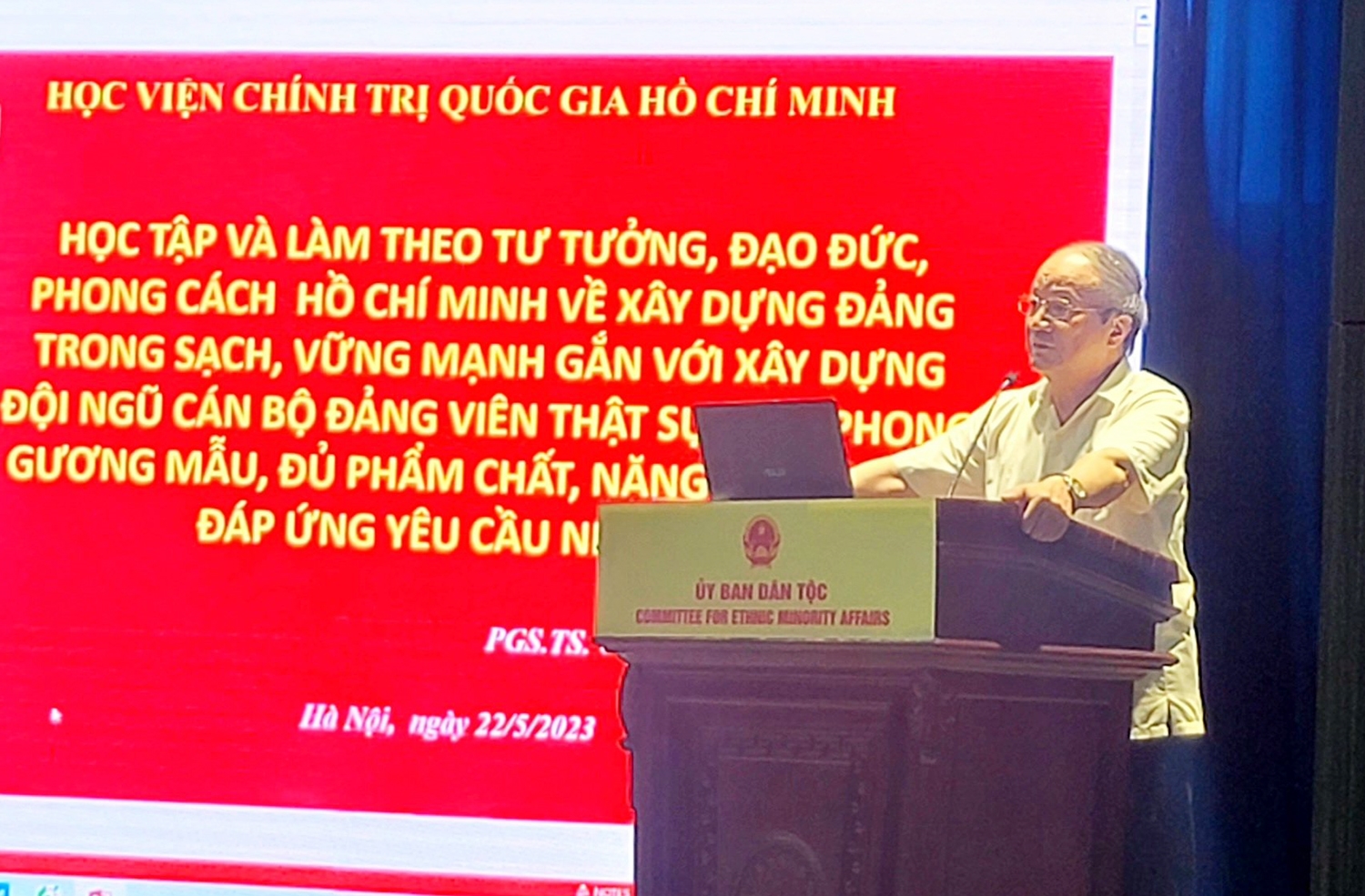 PGs.Ts. Nguyễn Toàn Thắng - nguyên Viện trưởng Viện Văn hóa và phát triển, Học viện Chính trị Quốc gia Hồ Chí Minh là báo cáo viên tại Hội nghị