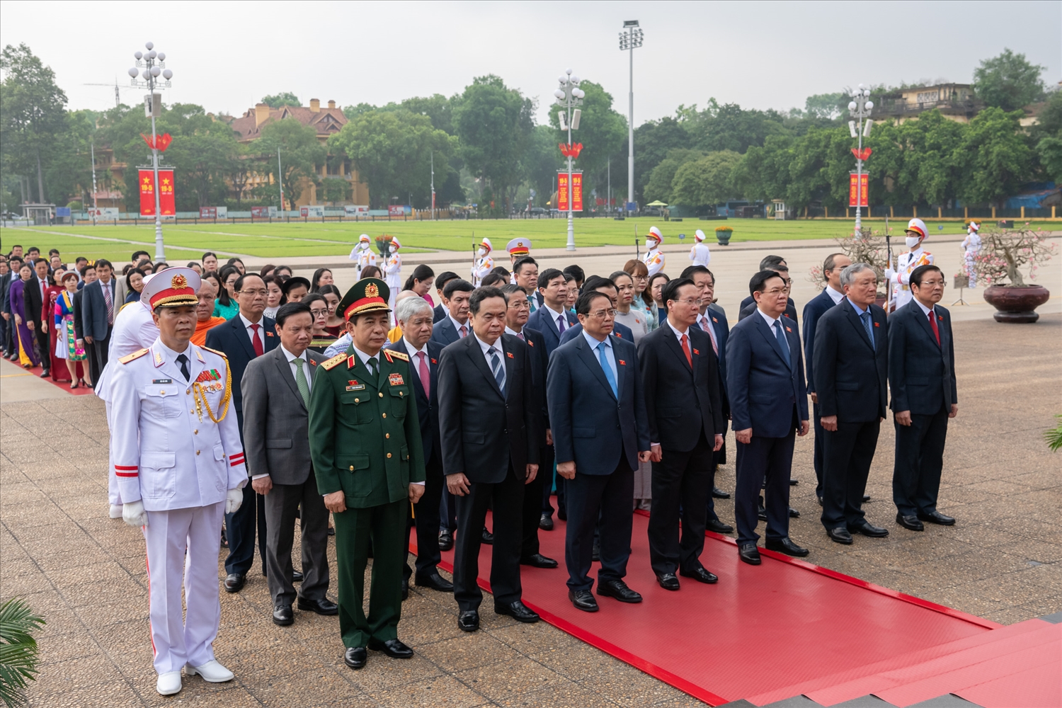 Các đại biểu Quốc hội kính cẩn tỏ lòng biết ơn vô hạn, lòng thành kính tưởng nhớ công lao to lớn của Chủ tịch Hồ Chí Minh