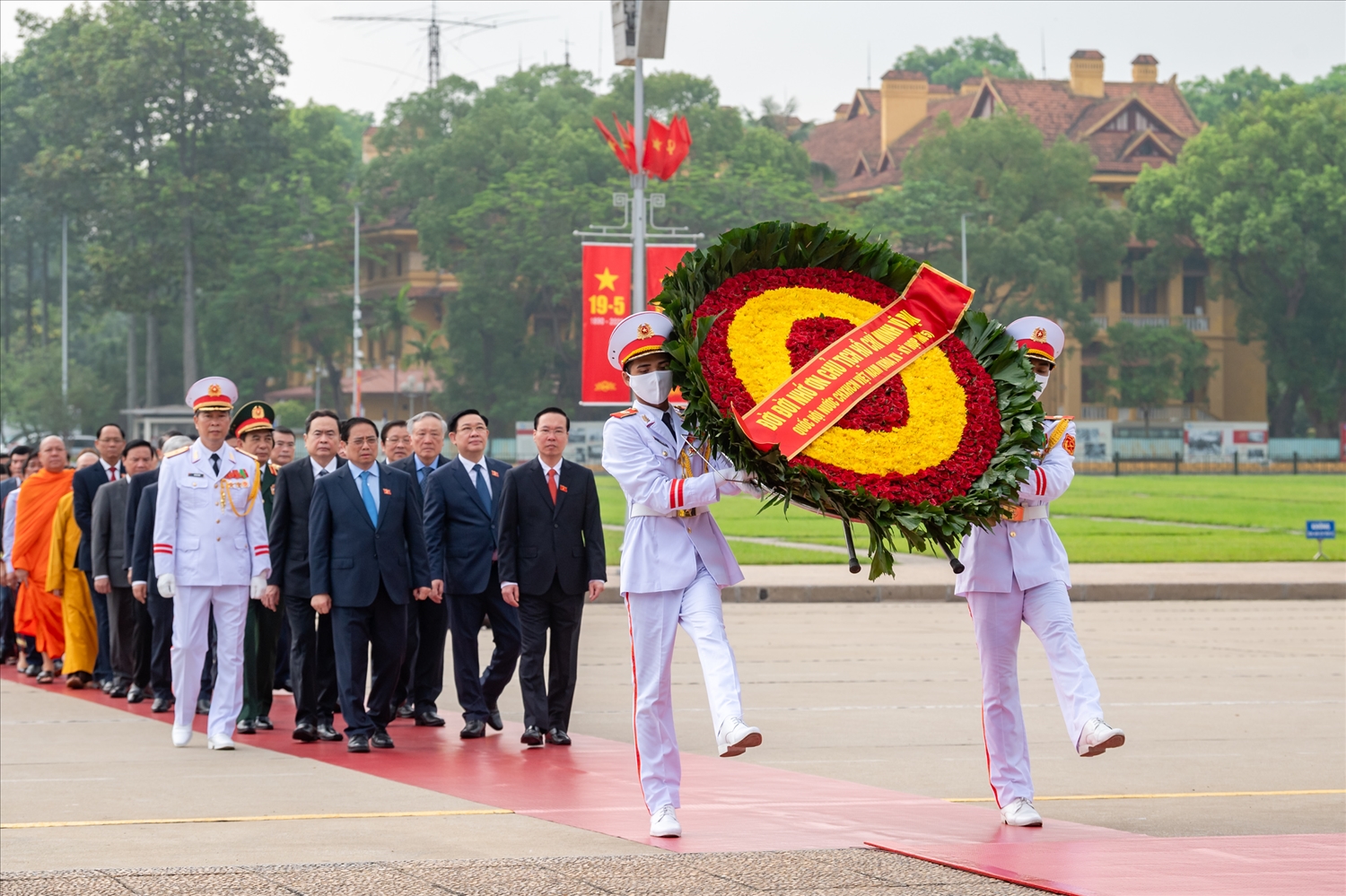 Các đồng chí lãnh đạo Đảng, Nhà nước, Quốc hội, Mặt trận Tổ quốc Việt Nam, các đại biểu Quốc hội đã đặt vòng hoa và vào Lăng viếng Chủ tịch Hồ Chí Minh