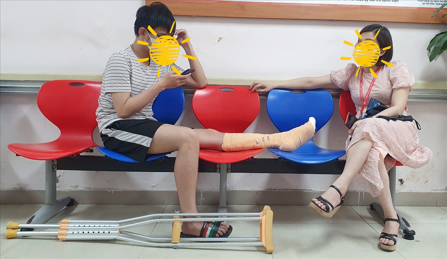 Bệnh nhân Anh Tuấn bị tai nạn xe đạp điện phải mổ cấp cứu nối 2 gân