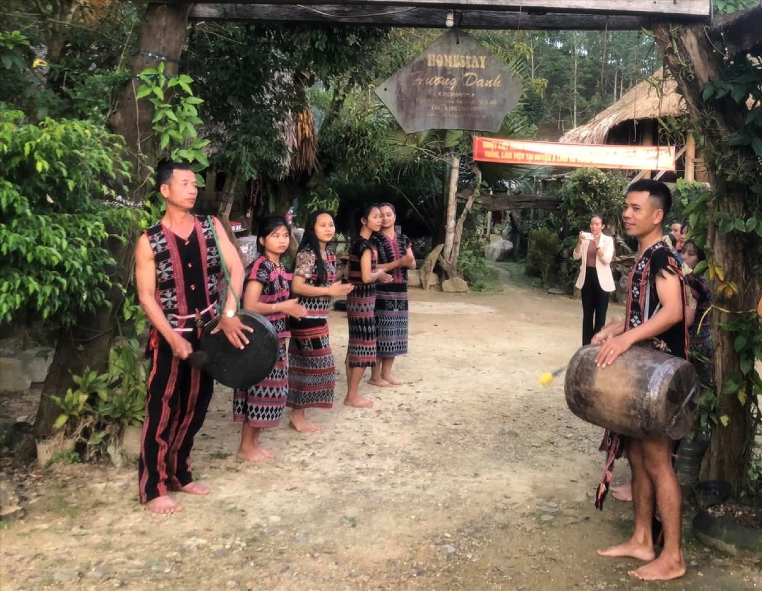 Đồng bào Tà Ôi biểu diễn dân vũ đón khách du lịch tại Homestay Hương Danh 