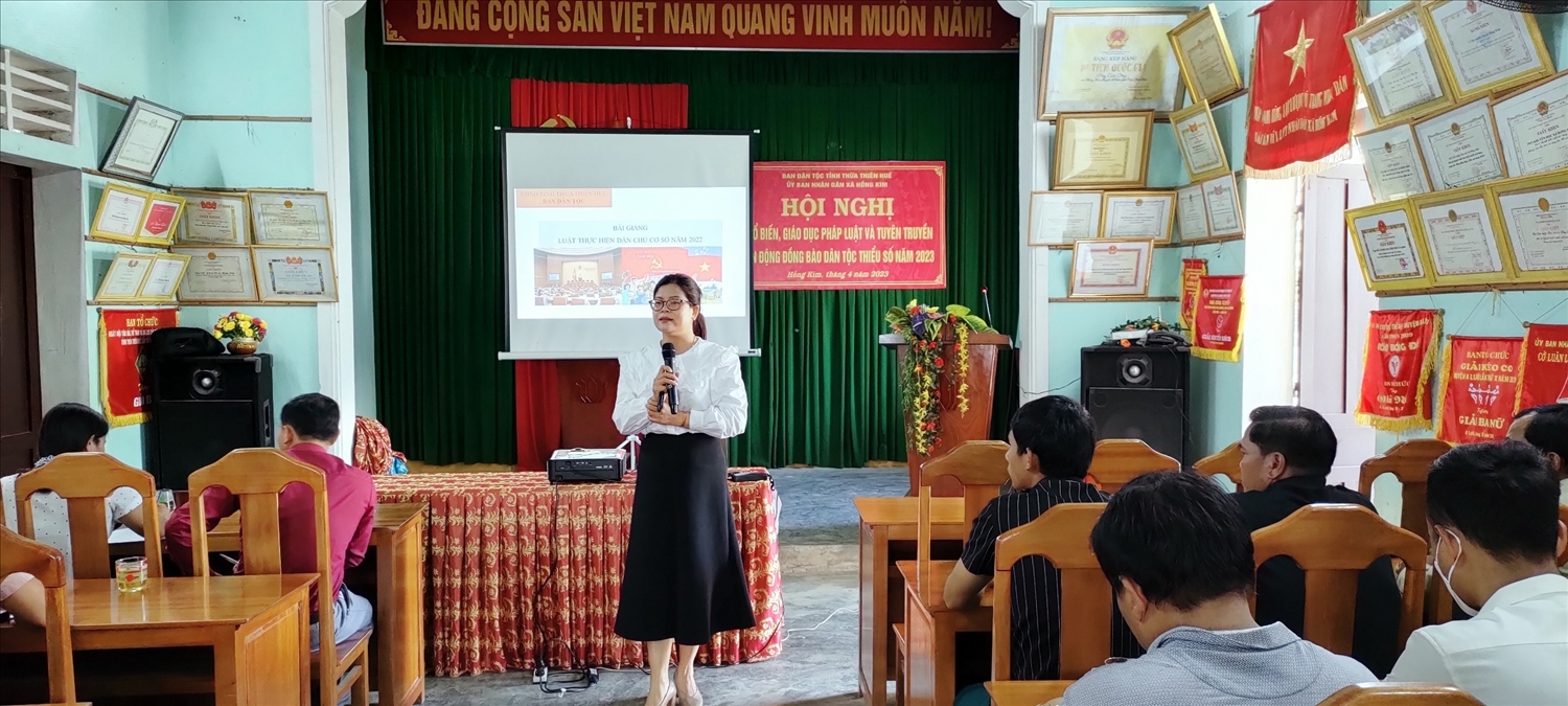Báo cáo viên của Ban Dân tộc Thừa Thiên Huế phổ biến nội dung Luật Dân chủ ở sở cho các học viên.