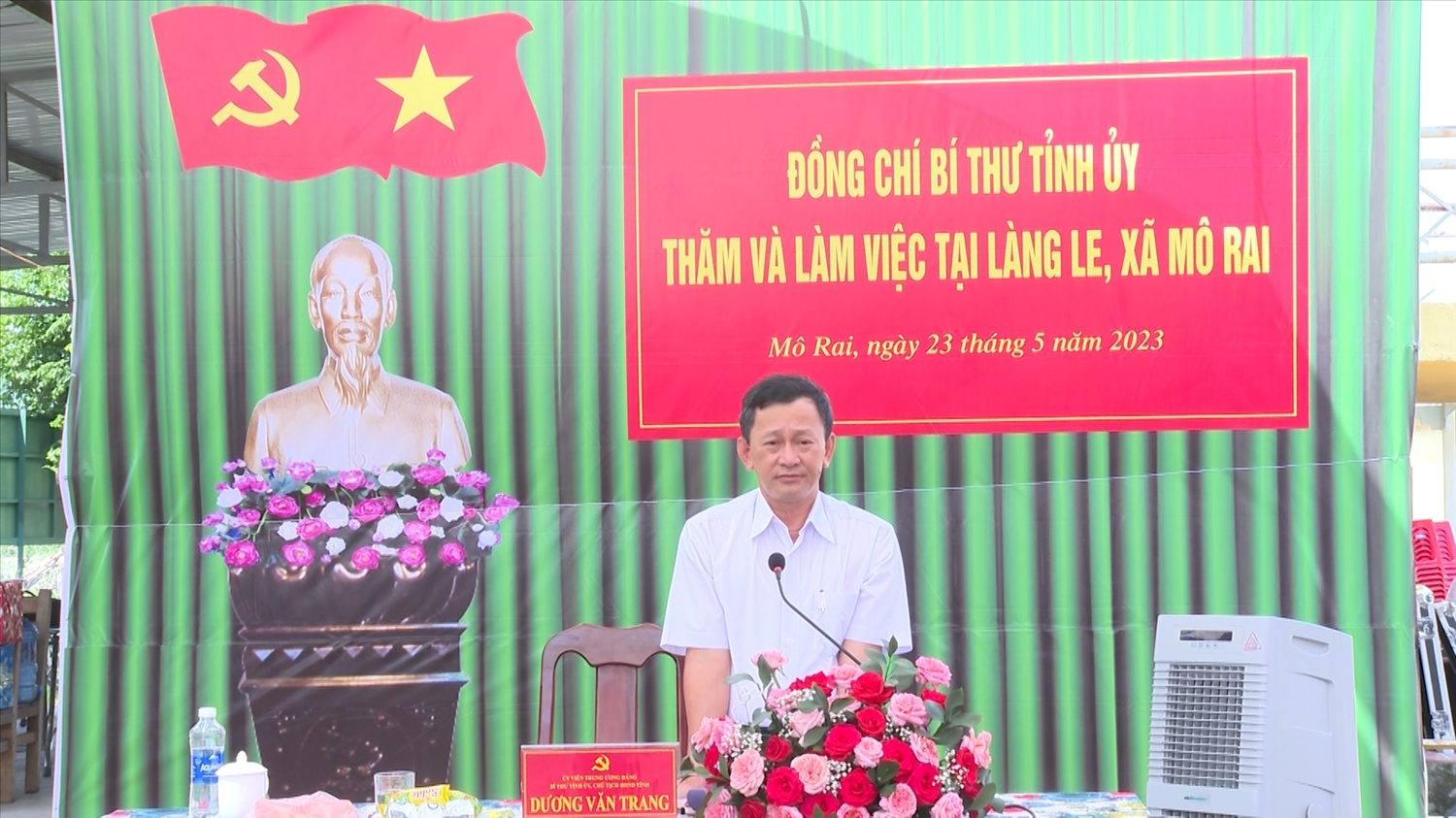 Ủy viên Trung ương Đảng, Bí thư Tỉnh ủy, Chủ tịch HĐND tỉnh Kon Tum Dương Văn Trang trao đổi với Nhân dân làng Le
