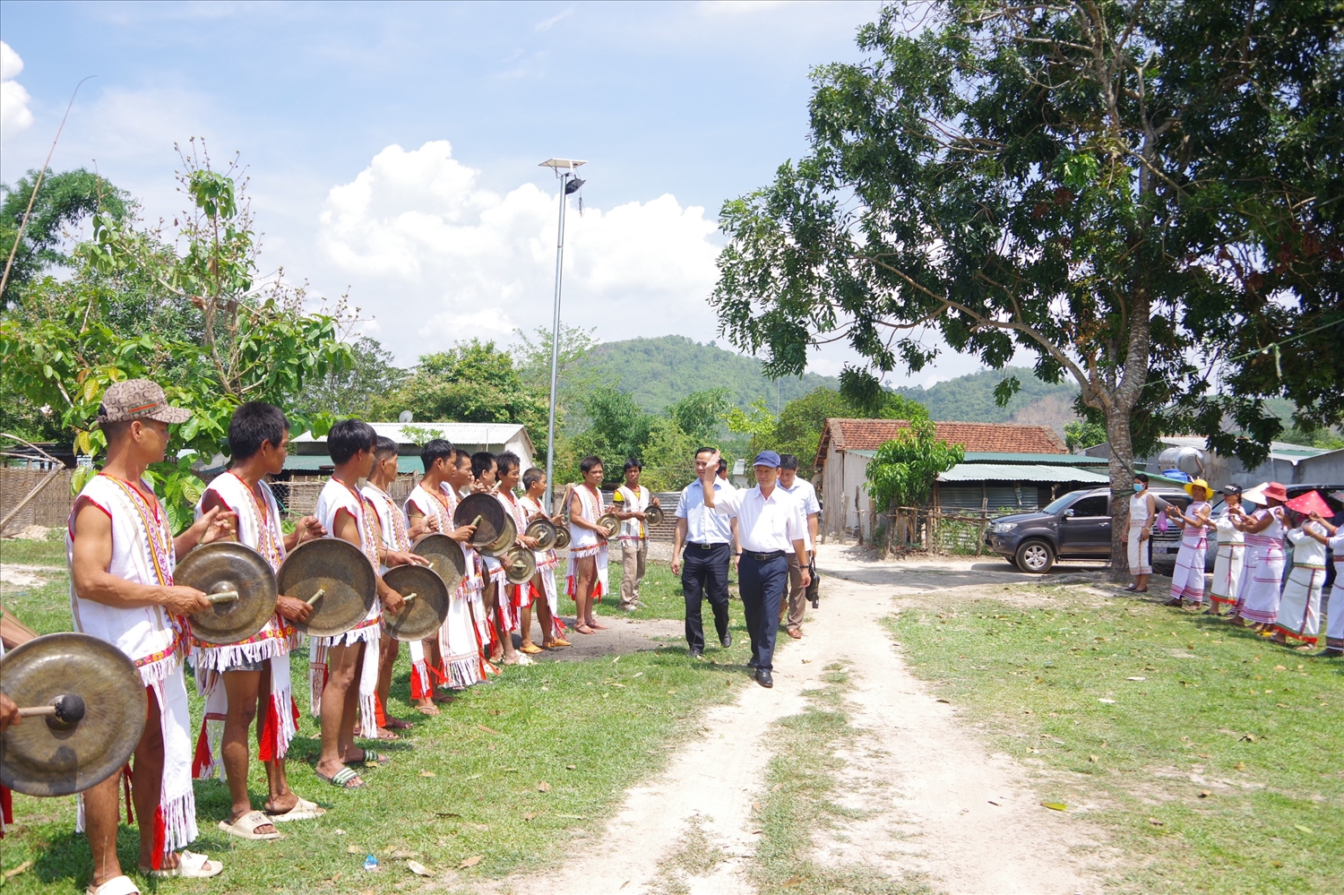 Ủy viên Trung ương Đảng, Bí thư Tỉnh ủy, Chủ tịch HĐND tỉnh Kon Tum Dương Văn Trang đến thăm Nhân dân làng Le