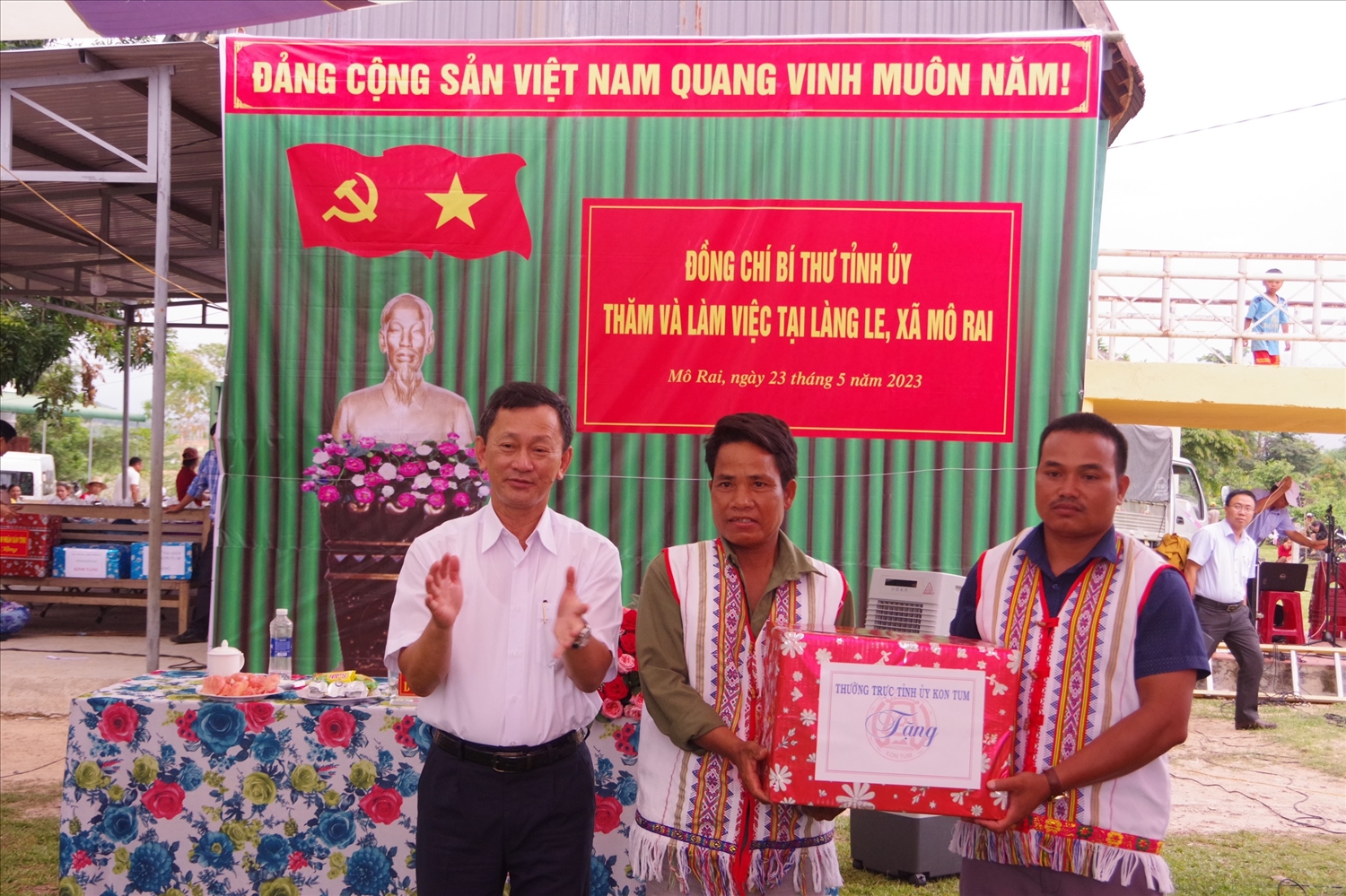 Ủy viên Trung ương Đảng, Bí thư Tỉnh ủy, Chủ tịch HĐND tỉnh Kon Tum Dương Văn Trang tặng quà Nhân dân làng Le