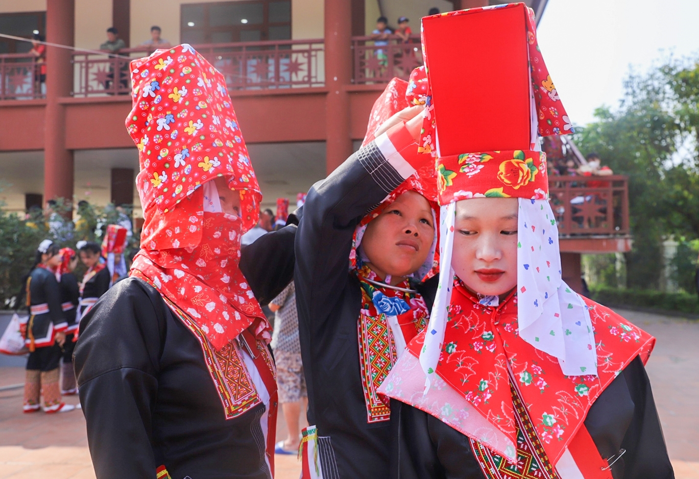 Các cô gái Dao Thanh Phán xúng xính trang phục trong Ngày hội Kiêng gió