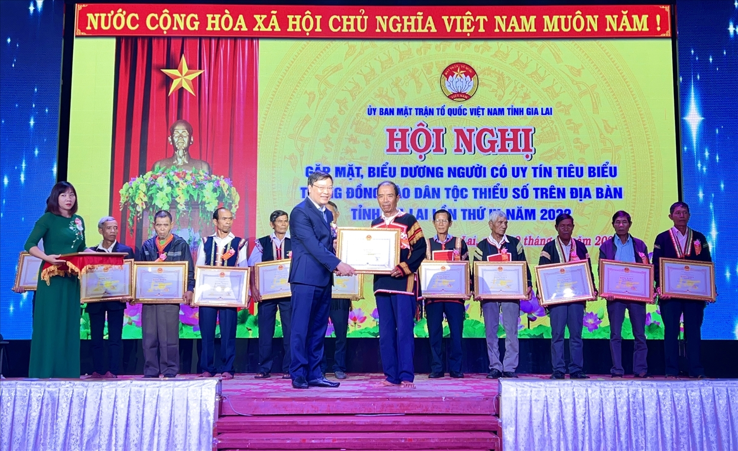 Chủ tịch UBND tỉnh Gia Lai tặng Bằng khen cho những Người có uy tín tiêu biểu trong đồng bào DTTS tại Hội nghị gặp mặt, biểu dương NCUT năm 2022