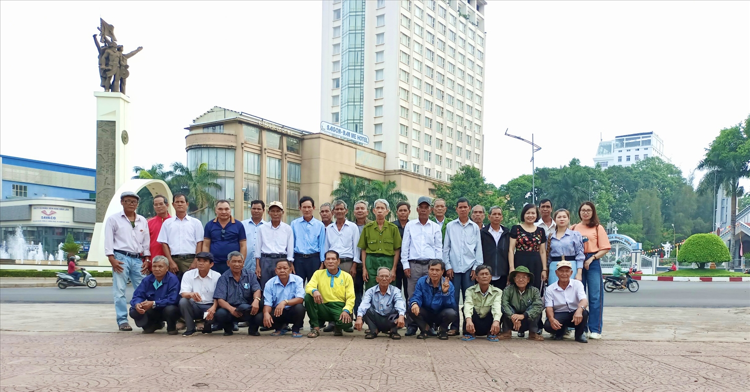 Đoàn đại biểu, Người có uy tín tiêu biểu trong đồng bào DTTS huyện Phú Thiện trong chuyến đi tham quan,học tập các mô hình phát triển kinh tế, sản xuất tại tỉnh Đăk Lăk