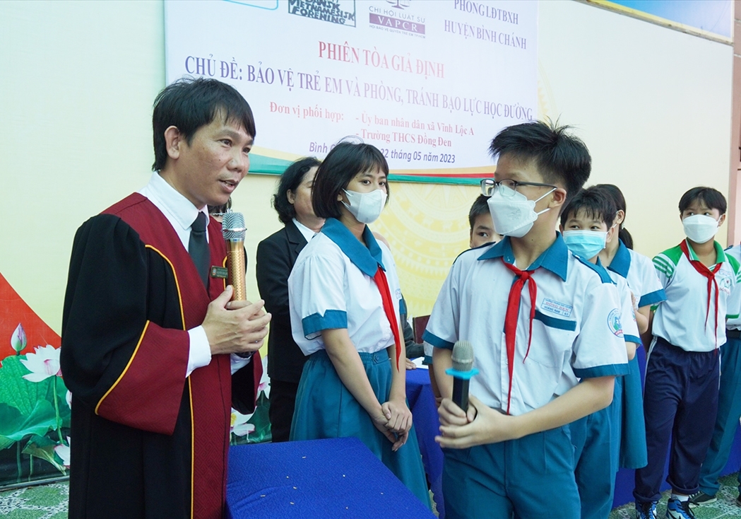Luật sư Nguyễn Sơn Lâm trao đổi và giải đáp thắc mắc các em học sinh đặt ra