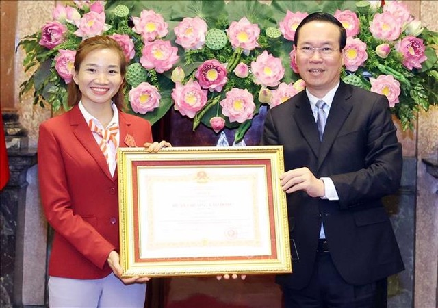 Chủ tịch nước Võ Văn Thưởng trao tặng Huân chương Lao động hạng Nhì cho vận động viên điền kinh Nguyễn Thị Oanh, đoạt 4 HCV tại SEAGames 32 - Ảnh: TXVN