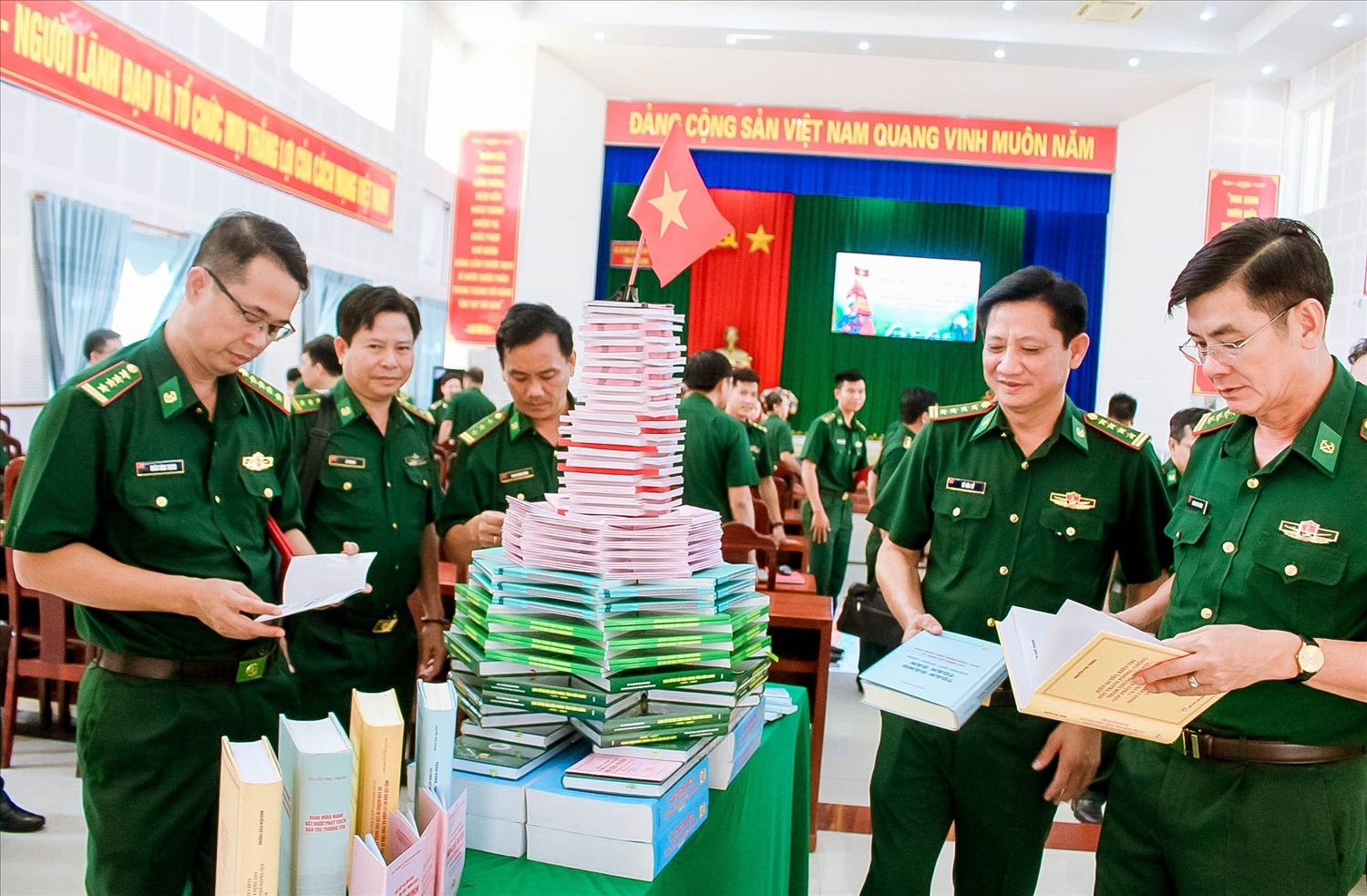 Các đầu sách của Tổng Bí thư Nguyễn Phú Trọng được trưng bày để cán bộ, chiến sĩ tìm hiểu và nghiên cứu 