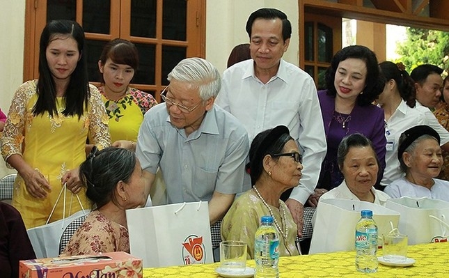 Tổng Bí thư Nguyễn Phú Trọng tặng quà cho người có công với cách mạng. 