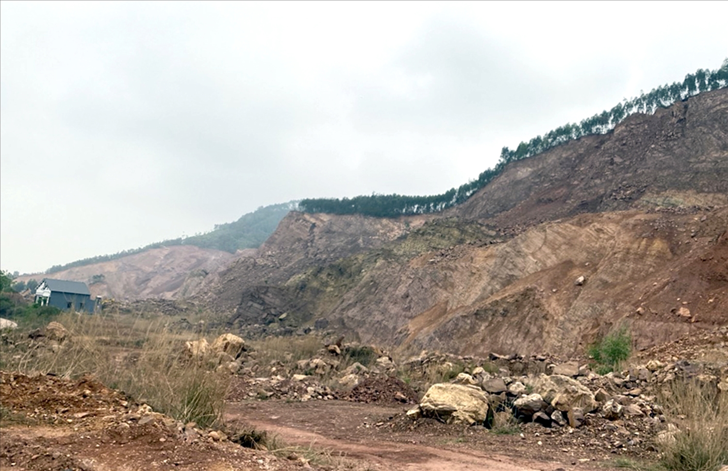 Diện tích đất bị khai thác trái phép tại thôn Phú Bòng, xã Phượng Sơn, huyện Lục Ngạn (Bắc Giang).