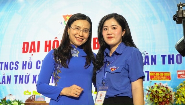 Su Phol (bên phải) chụp ảnh kỷ niệm cùng Bí thư T.Ư Đoàn Nguyễn Phạm Duy Trang. Ảnh: NVCC.