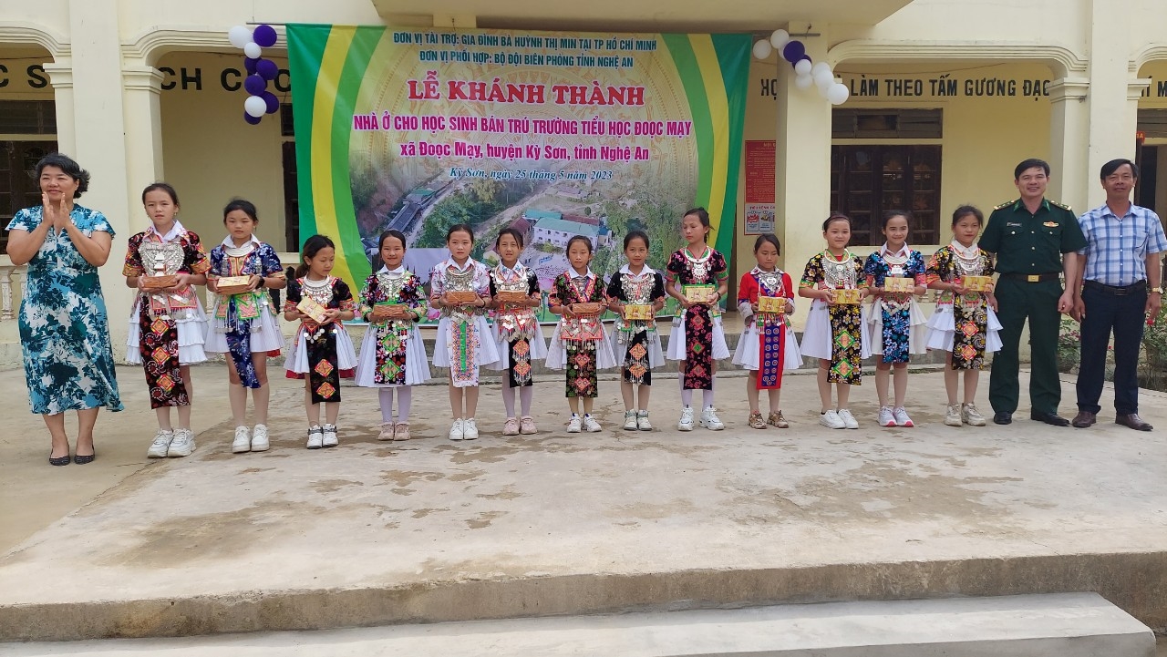 Tặng quà cho các em học sinh Trường Tiểu học Đoọc Mạy, huyện Kỳ Sơn
