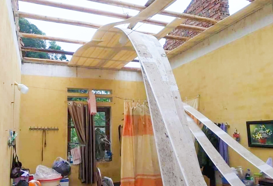 Gió lốc, mưa lớn làm tốc mái gần 350 ngôi nhà tại Cao Bằng