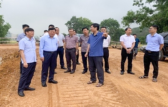 Tổ công tác kiểm tra tiến độ thi công Dự án Đường giao thông kết nối khu đô thị Hà Lĩnh (Hà Trung)