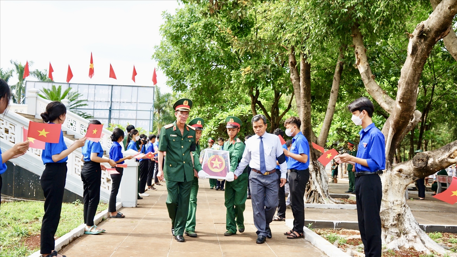 Thiếu tướng Nguyễn Đình Tiến - Phó Tư lệnh Quân khu 5 và Bí thư Tỉnh Uỷ Hồ Văn Niên đưa hài cốt Liệt sĩ về với đất mẹ thân yêu
