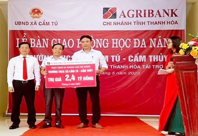 Agribank Thanh Hóa trao tặng 4 phòng học trị giá 2,4 tỷ cho THCS Cẩm Tú