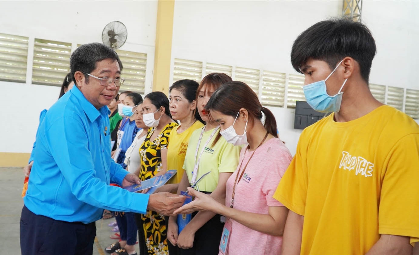 Chủ tịch Liên đoàn Lao động tỉnh Nguyễn Thanh Sơn tặng quà cho đoàn viên công nhân lao động có hoàn cảnh khó khăn