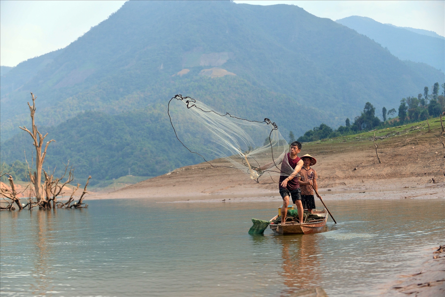 Nguồn lợi sông Đà ban tặng cho người Si La là nguồn thủy sản dồi dào, nên một ngày với đàn ông Si La là thả lưới, quăng chài.