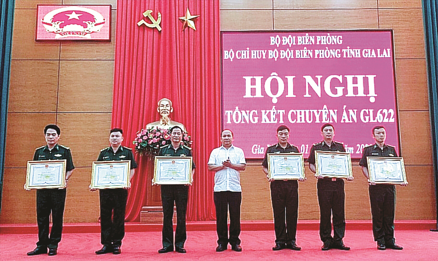 Phó Bí thư Tỉnh ủy Rah Lan Chung trao Bằng khen cho các cá nhân có thành tích xuất sắc trong thực hiện Chuyên án GL622 - chống mua bán người qua biên giới của Bộ Chỉ huy Bộ đội Biên phòng tỉnh Gia Lai.