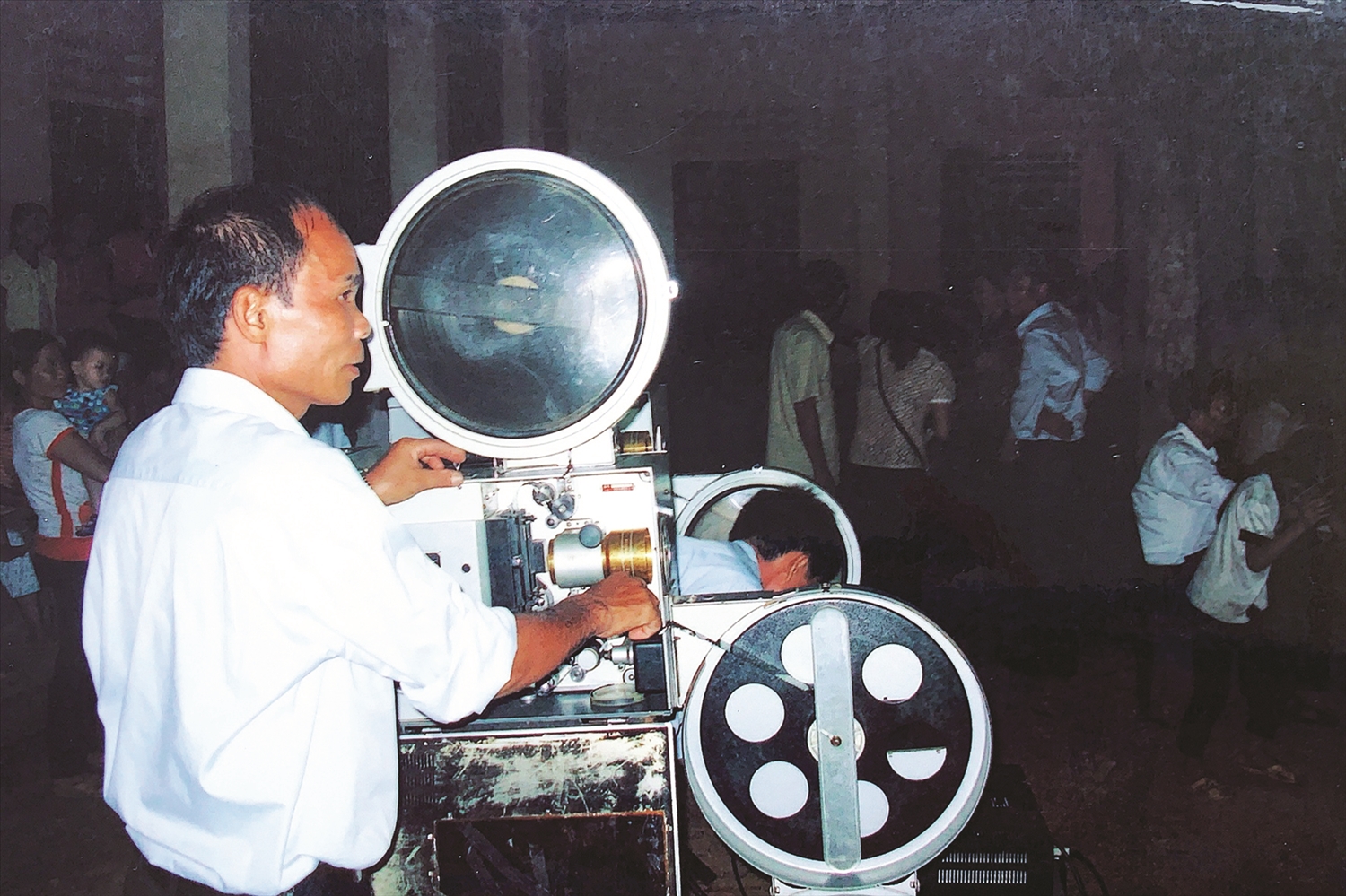 Nhân viên Trung tâm Văn hóa - Điện ảnh tỉnh Phú Thọ sử dụng máy chiếu bóng chuyên dụng phục vụ đồng bào.
