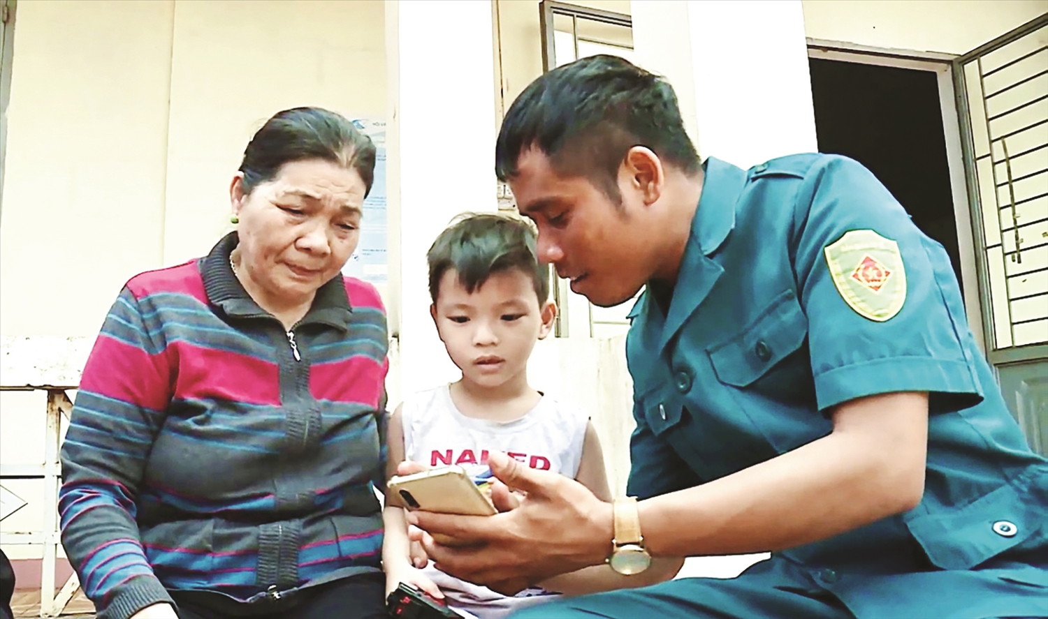 Ban CHQS thị trấn Nhơn Hòa chia từng nhóm trực tiếp sử dụng điện thoại thông minh của mình cùng với bà con tra cứu, truy cập, trao đổi những thông tin bà con muốn tìm hiểu.