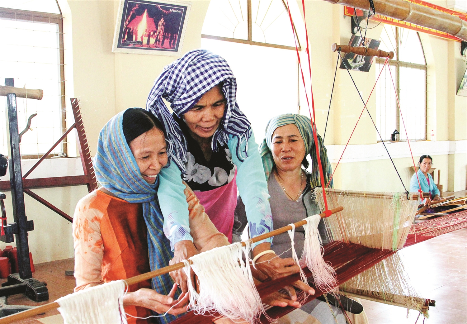 Nghệ nhân Đạt Thị Nam hướng dẫn phụ nữ kỹ thuật dệt hoa văn cổ thổ cẩm Chăm Mỹ Nghiệp. 