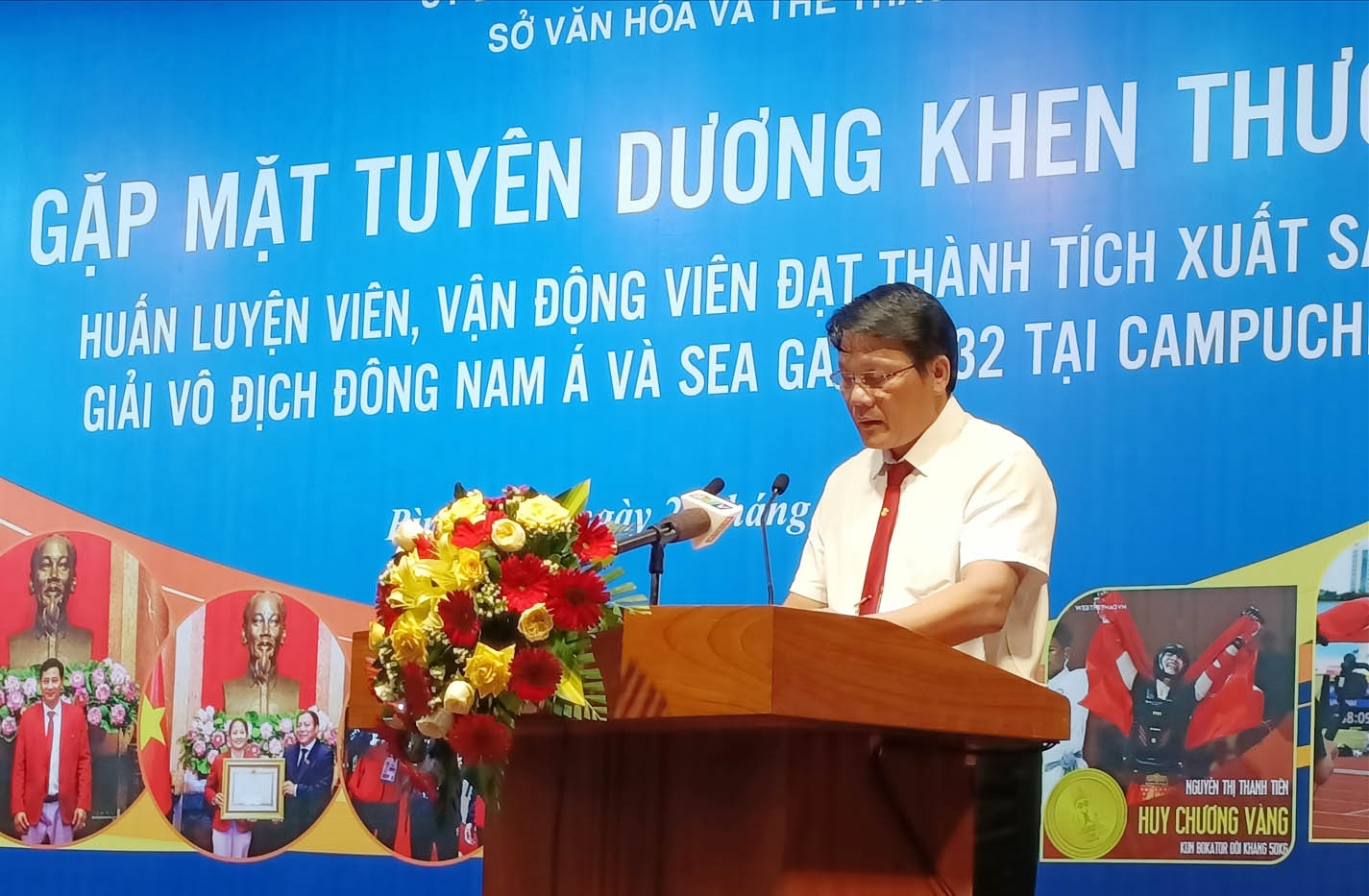 Ông Bùi Trung Hiếu - Phó Giám đốc Sở Văn hóa Thể thao Bình Định báo cáo thành tích của Đoàn Thể thao Bình Định