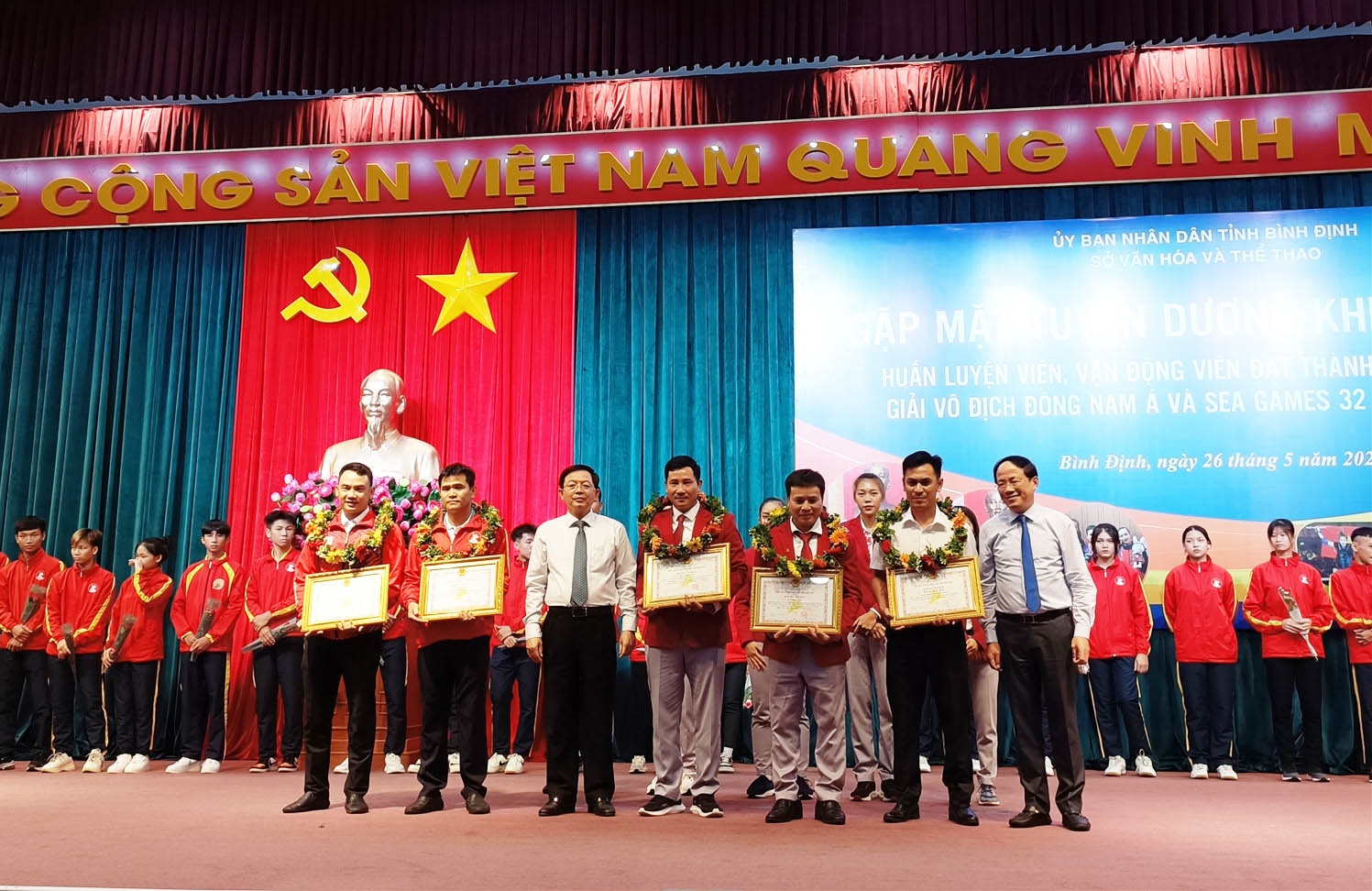 Lãnh đạo tỉnh Bình Định tặng Bằng khen cho các HLV xuất sắc