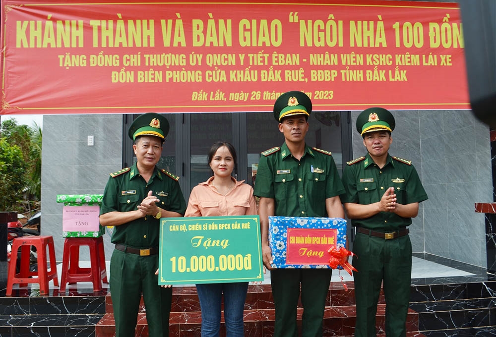 Đại diện Đồn Biên phòng Cửa khẩu Đắk Ruê trao 10 triệu đồng tặng gia đình Thượng úy Y Tiết Êban