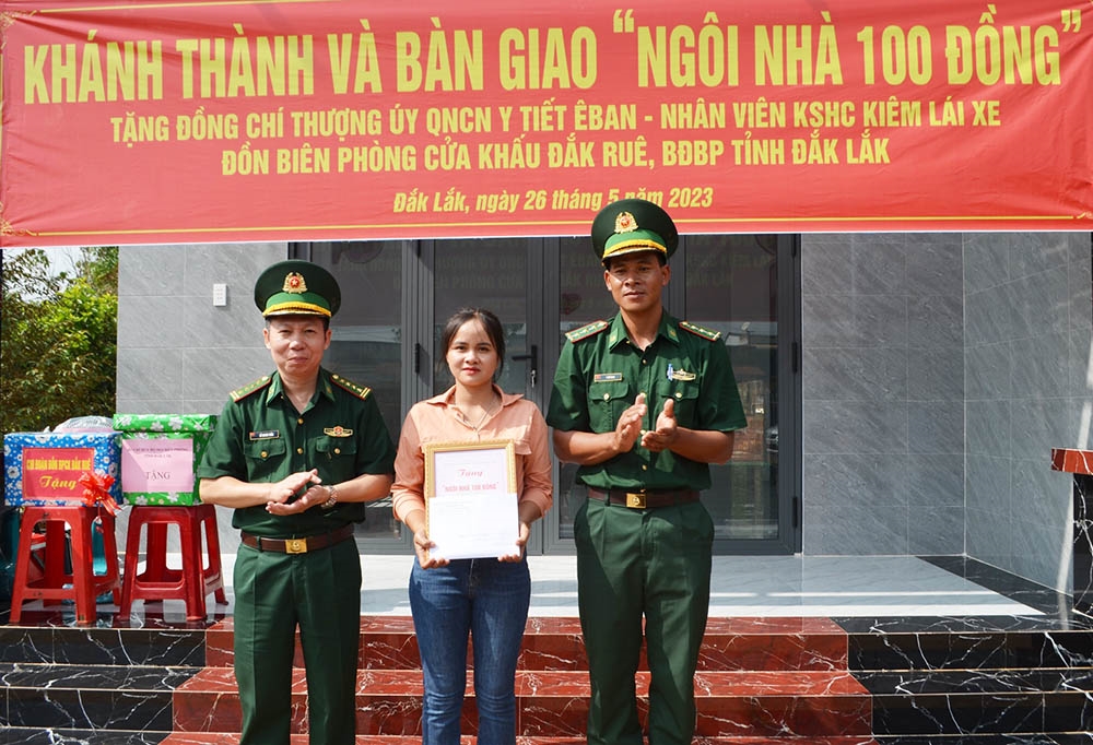 Đại tá Đỗ Quang Thấm - Phó Chính ủy BĐBP tỉnh Đắk Lắk trao quyết định hỗ trợ cho gia đình Thượng úy Y Tiết Êban