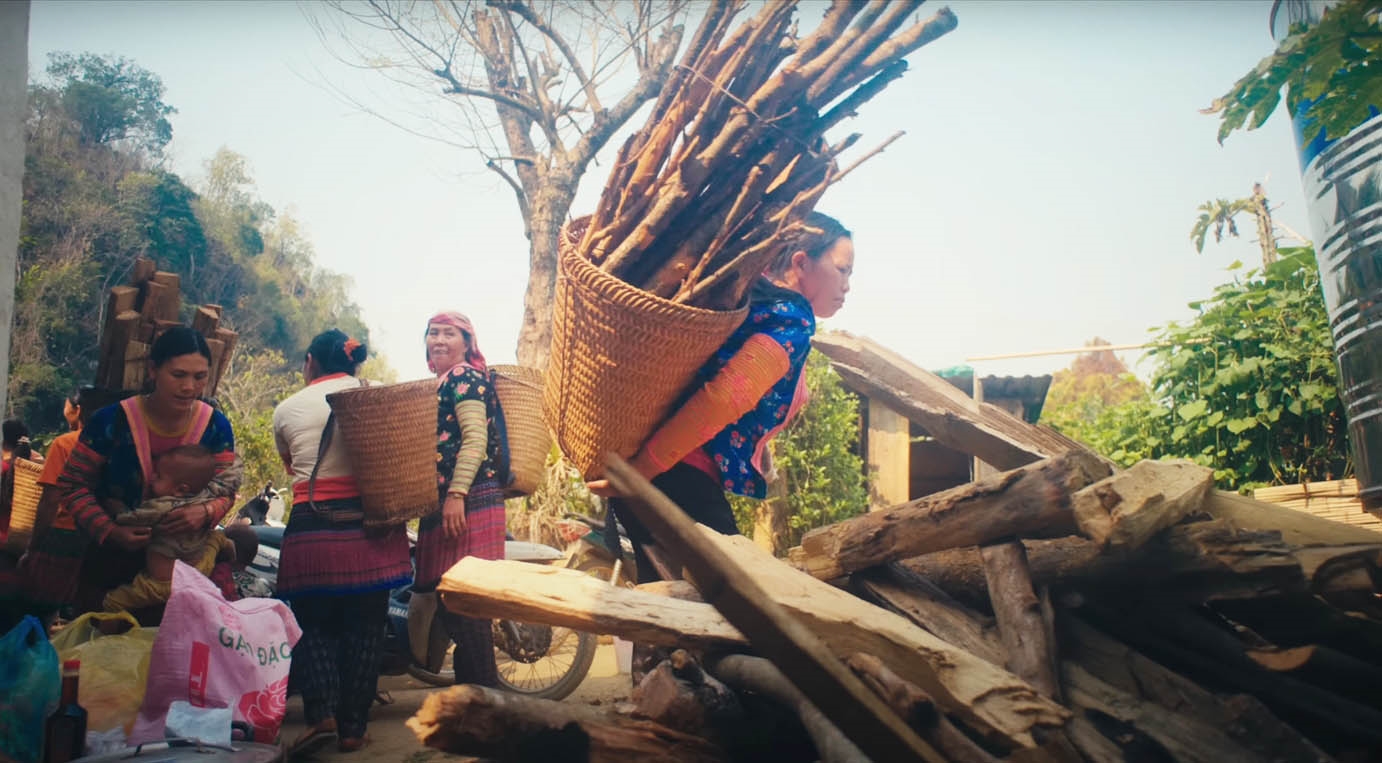 Hình ảnh cảm động về cuộc sống lam kux của những phụ nữ vung cao trong MV của Đen Vâu