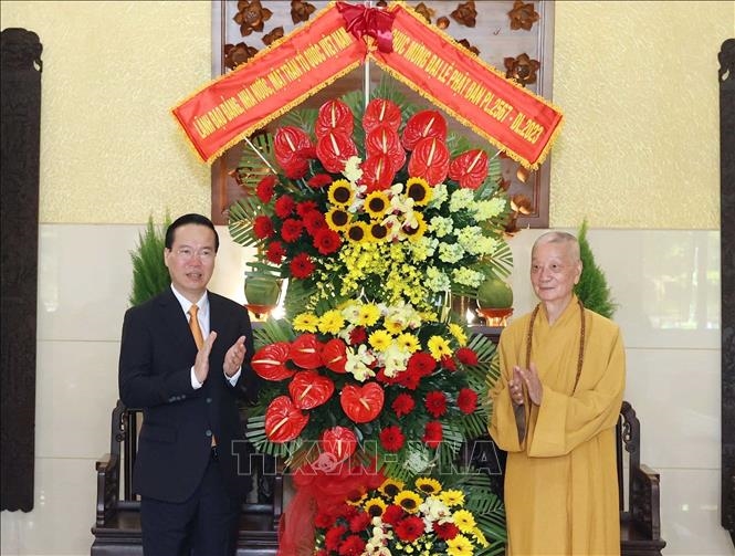 Chủ tịch nước Võ Văn Thưởng thăm, chúc mừng Trưởng lão Hòa thượng Thích Trí Quảng, Pháp chủ Hội đồng Chứng minh Giáo hội Phật giáo Việt Nam tại chùa Huê Nghiêm - Ảnh: TTXVN